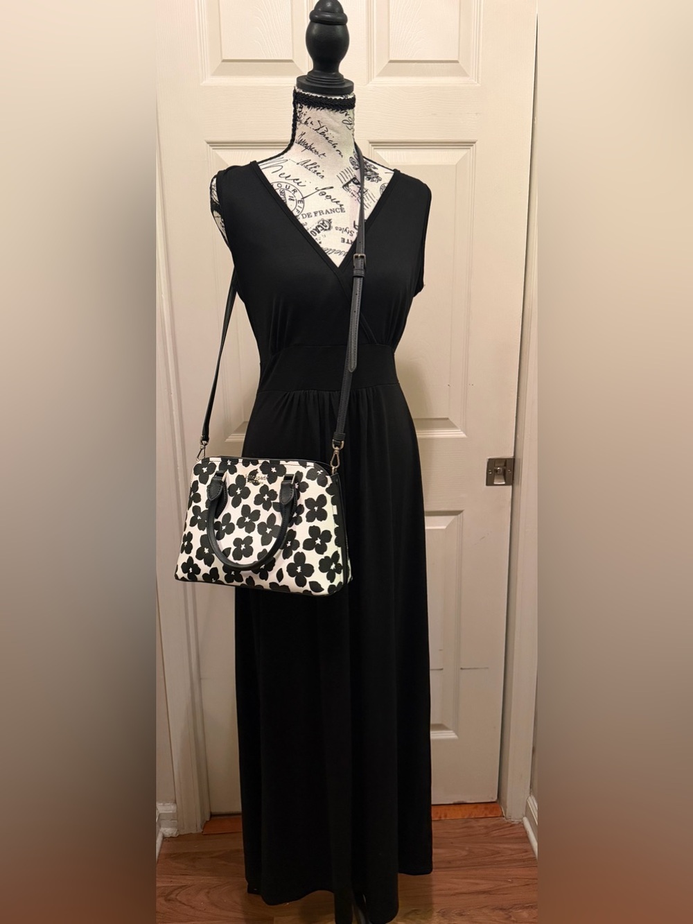 Elegant Black V-Neck Maxi Dress with Fitted Waist